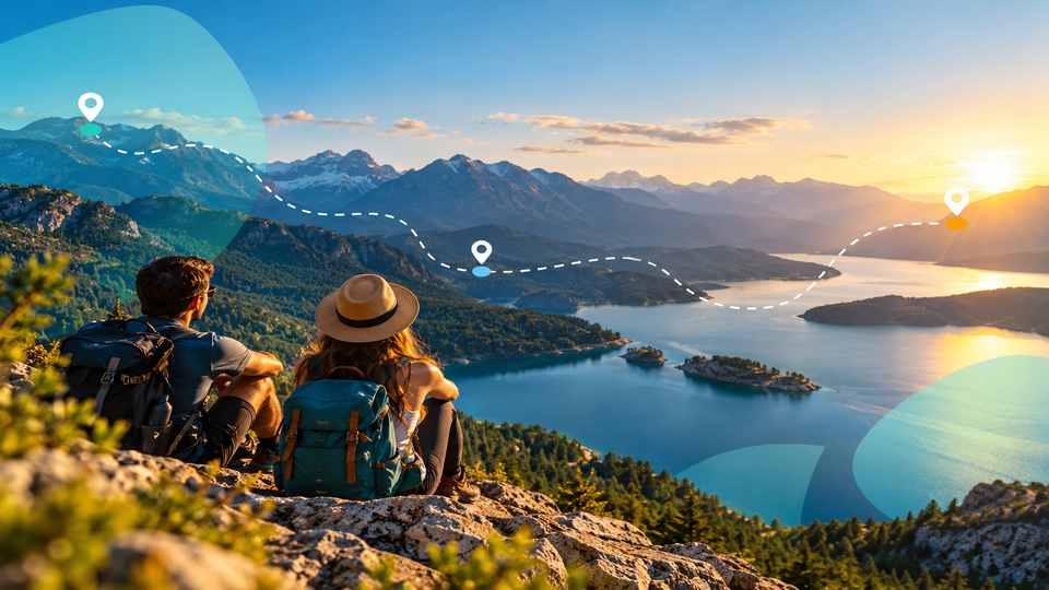 Dos viajeros contemplan un lago de montaña durante una ruta